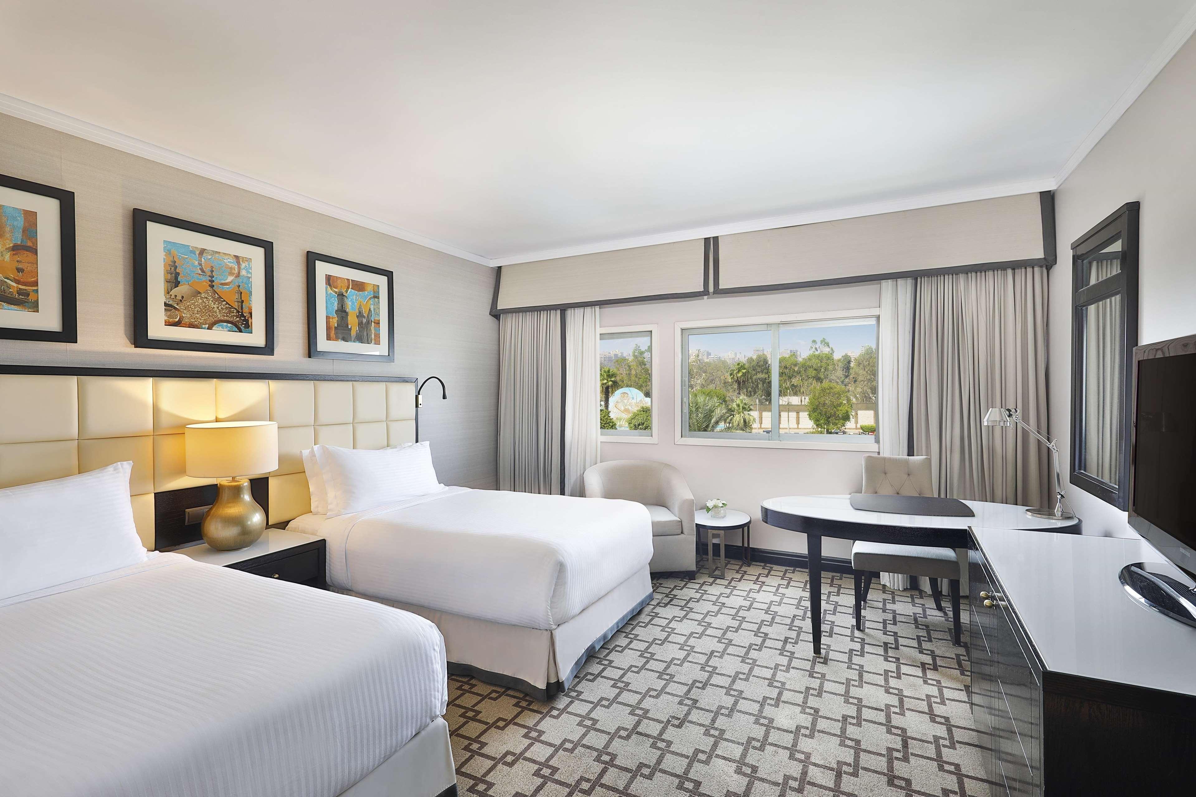 Hilton Cairo Heliopolis Hotel Exterior foto A guest room at the Hilton San Francisco
