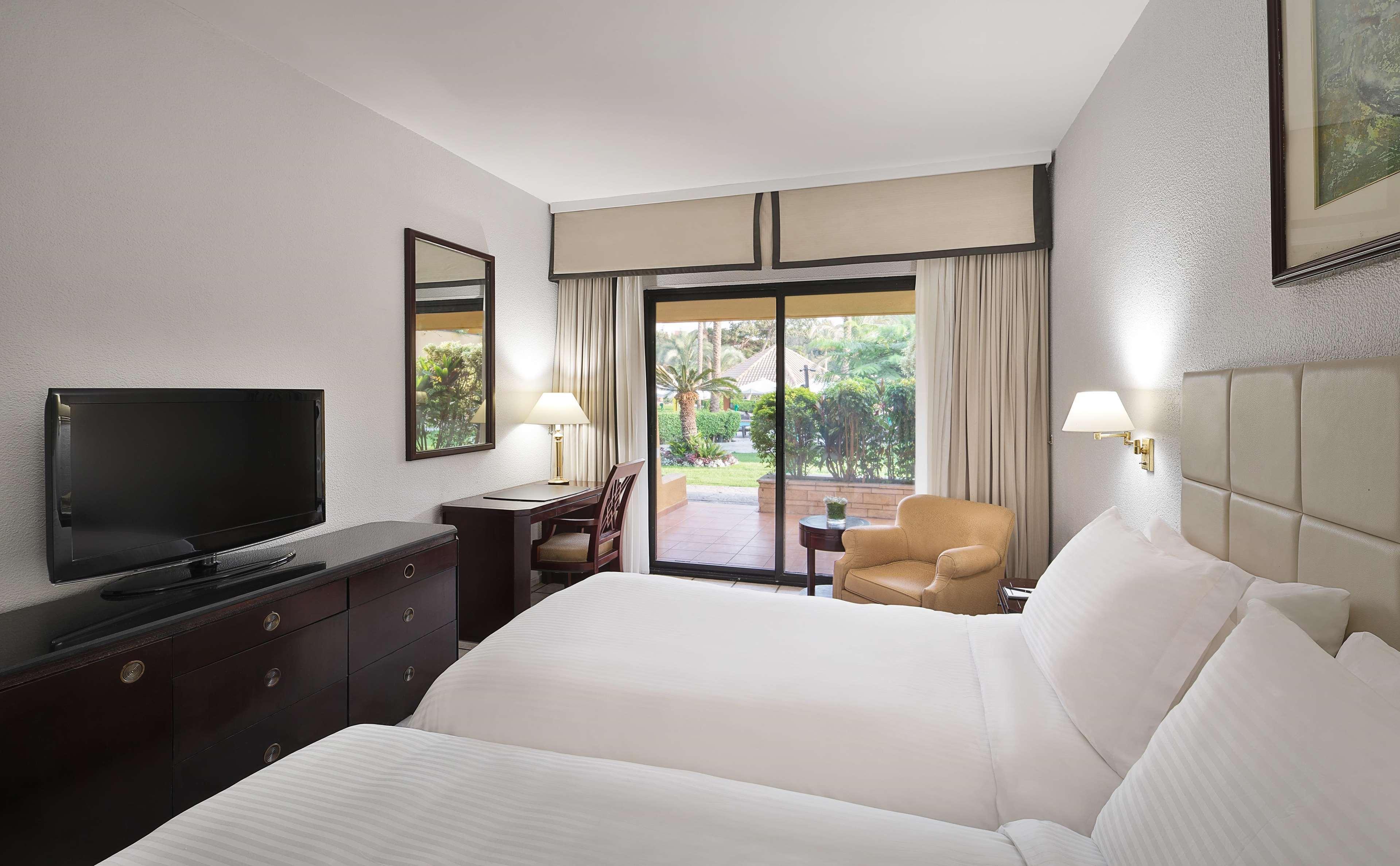 Hilton Cairo Heliopolis Hotel Exterior foto A room at the hotel