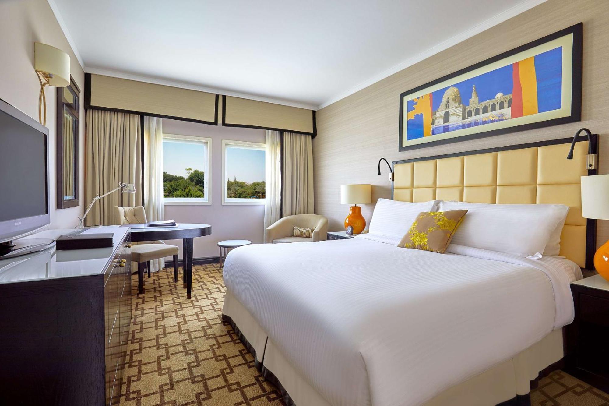 Hilton Cairo Heliopolis Hotel Exterior foto A guest room at the Taj Mahal Palace