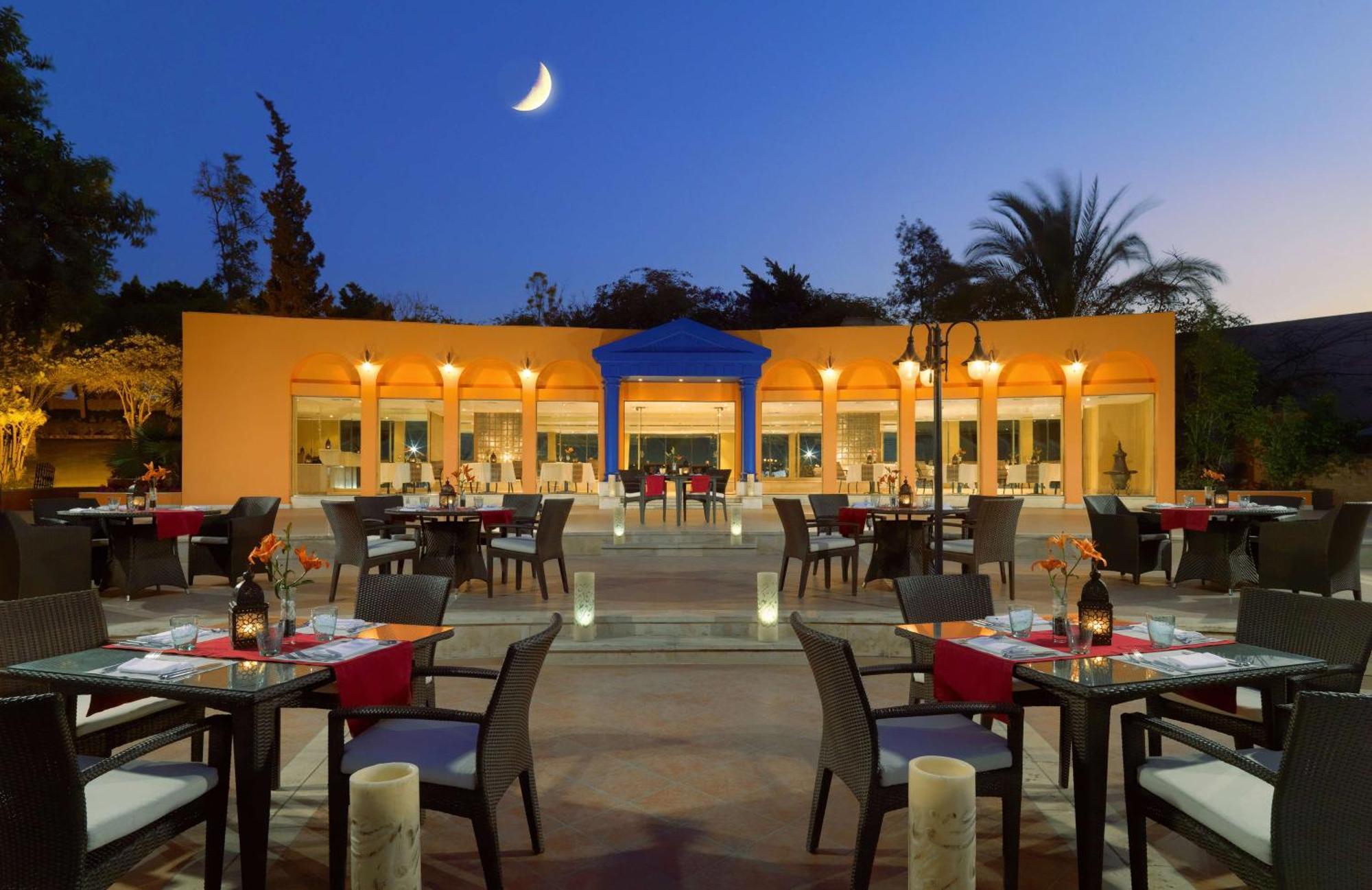 Hilton Cairo Heliopolis Hotel Exterior foto The restaurant at the hotel
