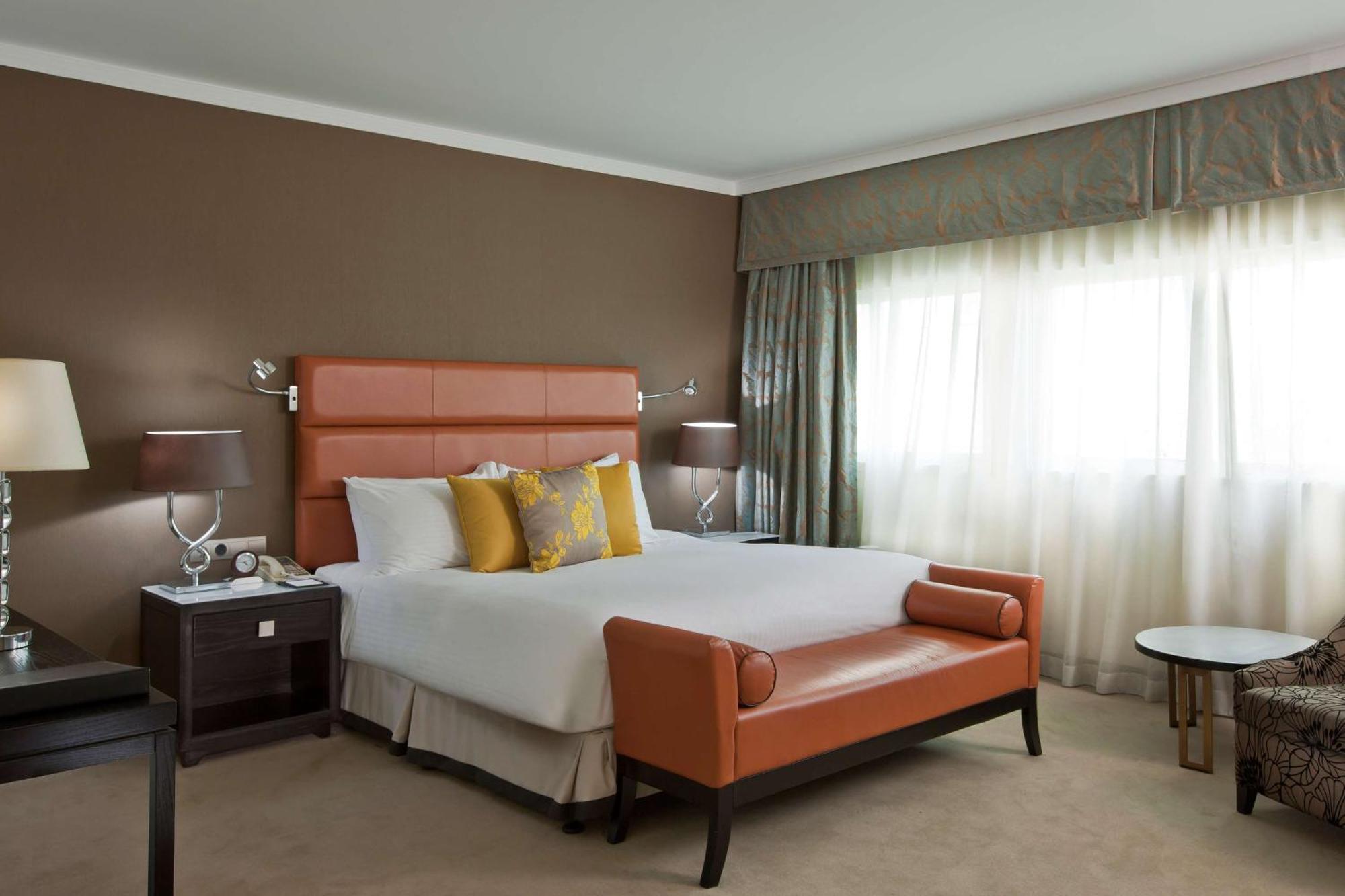 Hilton Cairo Heliopolis Hotel Exterior foto A bedroom at the hotel